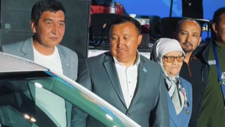 «Мен шалқаймағанда кім шалқаяды». Мәжіліс депутатына жерлестері көлік мінгізді