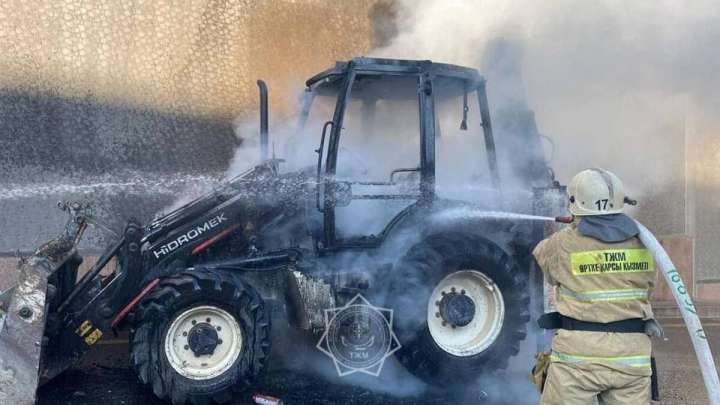Алматыда трактор өртеніп кетті