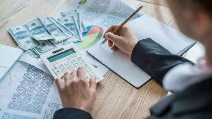 Шымкентте мектеп бухгалтері екі жылда өз шотына 64 млн теңге аударған