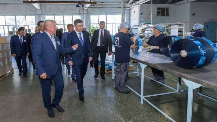 Олжас Бектенов Абай өңіріндегі өнеркәсіптің дамуымен танысты