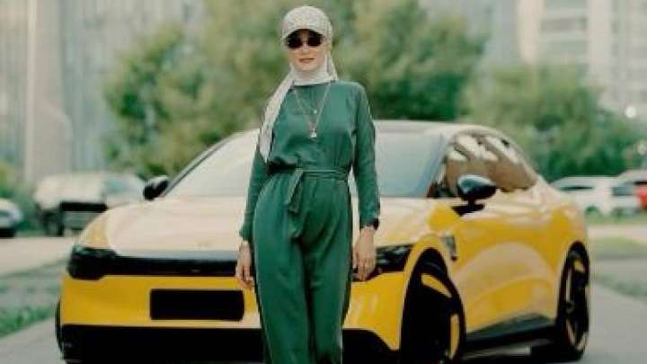 Мөлдір Әуелбекова көпшілікке жаңа көлігін көрсетті