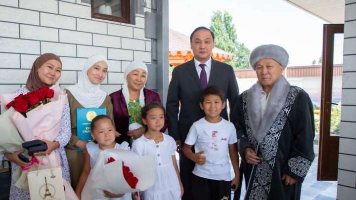 Жамбыл облысының әкімі Елдос Сметовтің ата-анасына медаль тақты