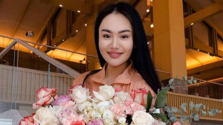 «Күйеуі ашулы». Төреғалидың қарындасына белгісіз біреу 1001 раушан гүлін жіберген