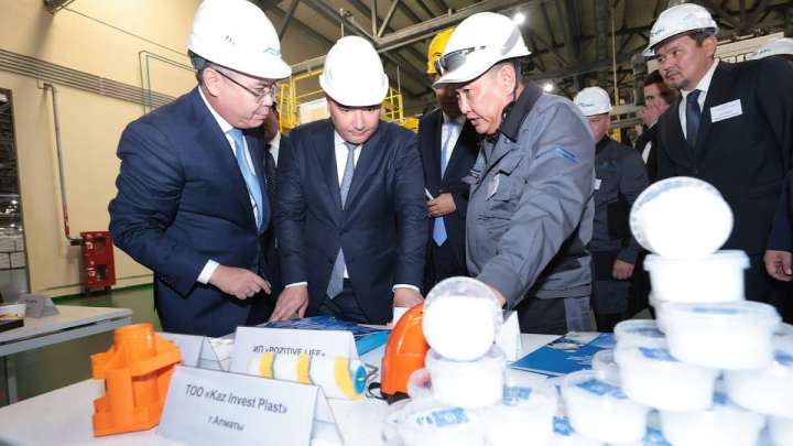 Бектенов Атырау облысындағы мұнай-газ өнеркәсібін тексерді