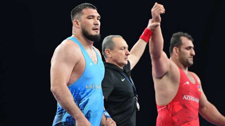 Париж-2024: Әлімхан Сыздықов әзербайжандық балуанға есе жіберді