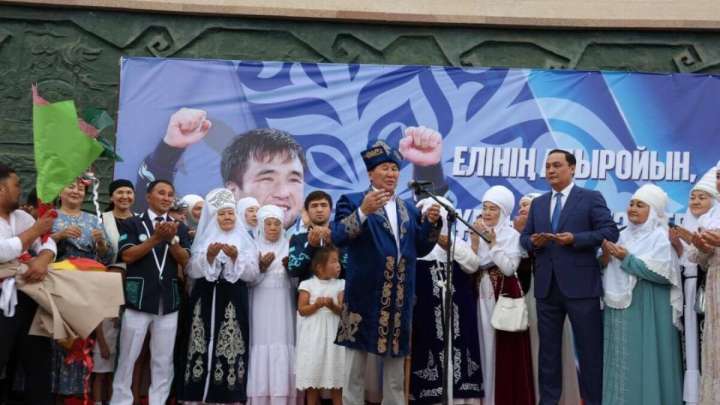 Елдос Сметовке жерлестері 5 бөлмелі пәтер сыйлап, көлік мінгізді