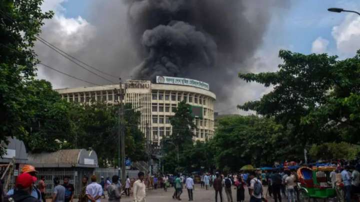 Бангладештегі бүлік: Премьер елден қашып, уақытша үкімет орнады