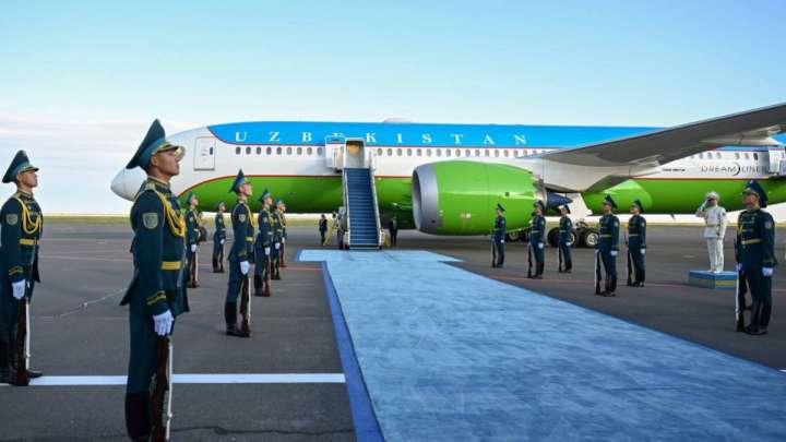 Тоқаев Өзбекстан президентін әуежайдан қарсы алды