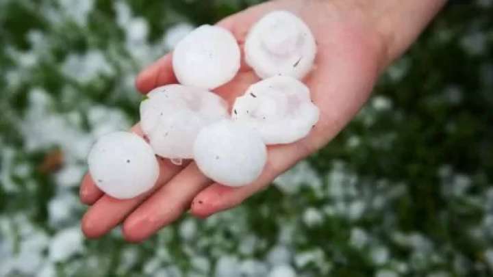 Астанада жауған бұршақтан екі адам зардап шекті