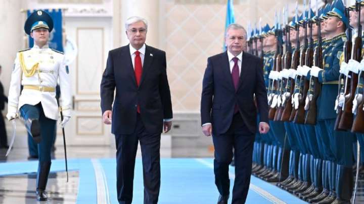 Қасым-Жомарт Тоқаев Өзбекстан президентін қарсы алды