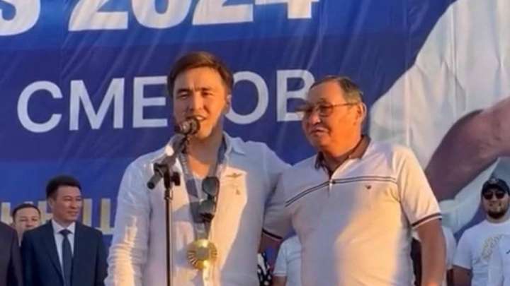 Елдос Сметов өзіне тарту етілген көлікті алғашқы бапкеріне сыйлады