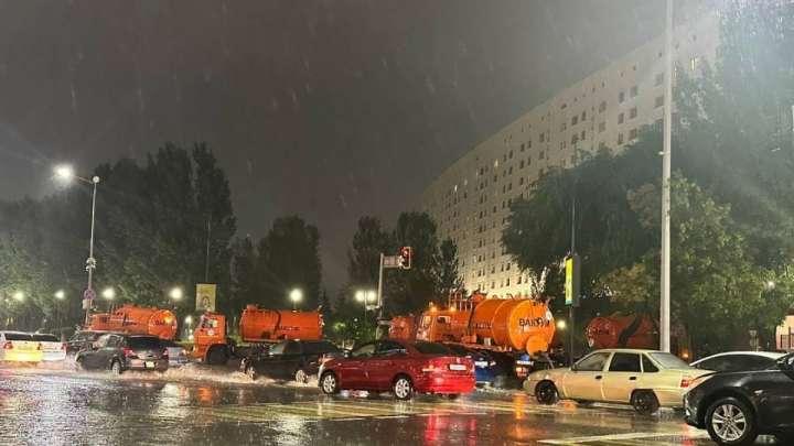 Астанада нөсер жауыннан бірнеше көше бөлігі жабылды