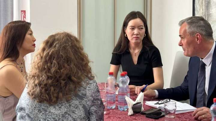 FlyArystan басшысы ұшаққа отырғызылмаған қыздың анасынан кешірім сұрады