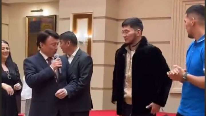 Димаштың ата-анасы боксшы Нұрбек Оралбайға тон кигізді