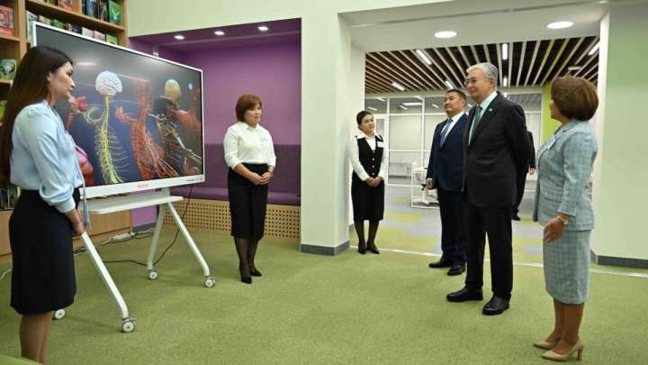 Мемлекет басшысы Қосшы қаласындағы мектеп-гимназиямен танысты