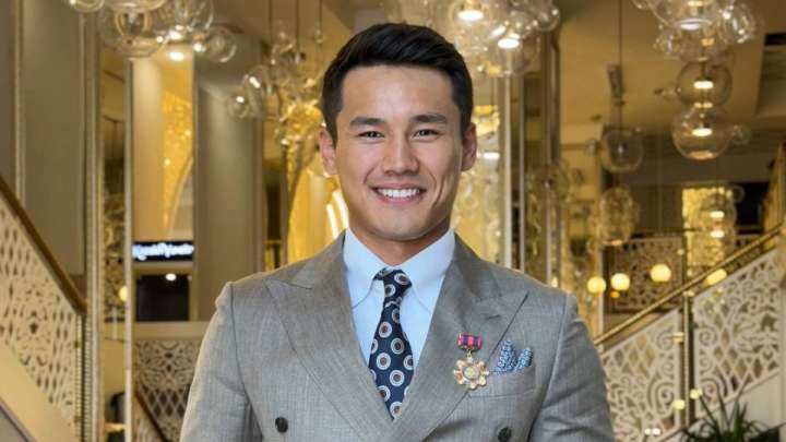 «Бала кезінен краш екен ғой»: Еркебұлан Тоқтар отбасылық альбомын көрсетті