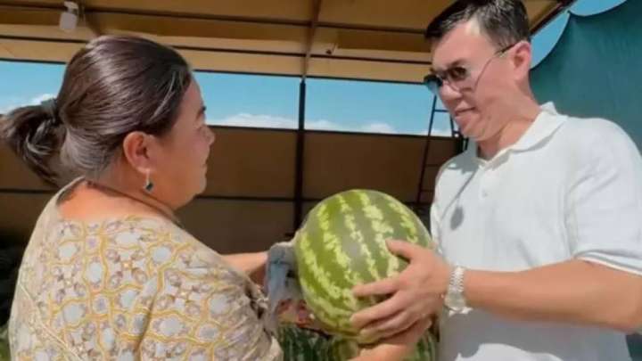 Нұрлан Қоянбаев өзіне көмектескен сатушыдан 2 тонна қарбыз сатып алды