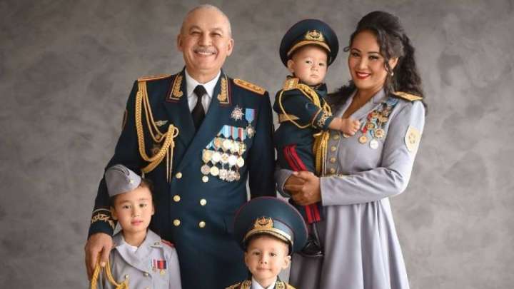 Жап-жас әйелі мен кішкентай балалары бар: қорғаныс министрі отбасын көрсетті