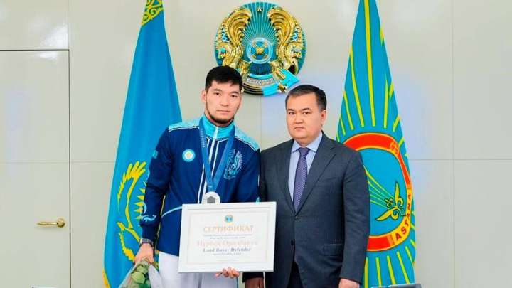Нұрбек Оралбай да әкімнен сыйлыққа көлік алды