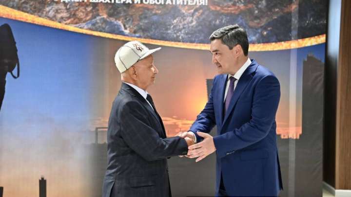 Премьер-министр Олжас Бектенов Президент атынан Ұлытау облысының кеншілеріне марапат табыс етті