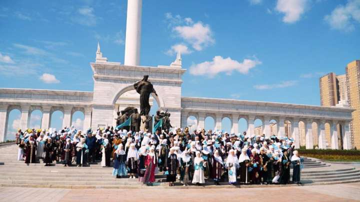 «Менің Қазақстаным»: Астанада 500-ден астам ардагер флешмобқа қатысты