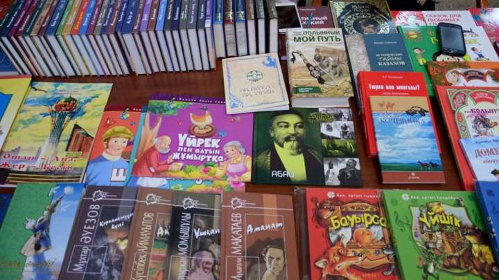 Ауыл кітапханаларына Президент атынан кітаптар табысталды