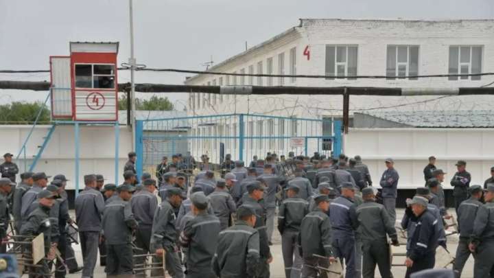 Оралда телефон мен марихуана өткізбекші болған түрме қызметкері сотталды