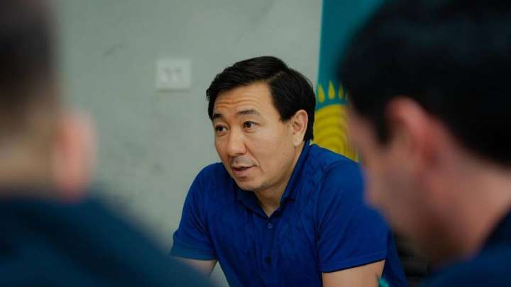 Өскеменде қала әкімі караокемен ән шырқап, жұртты таңғалдырды (ВИДЕО)