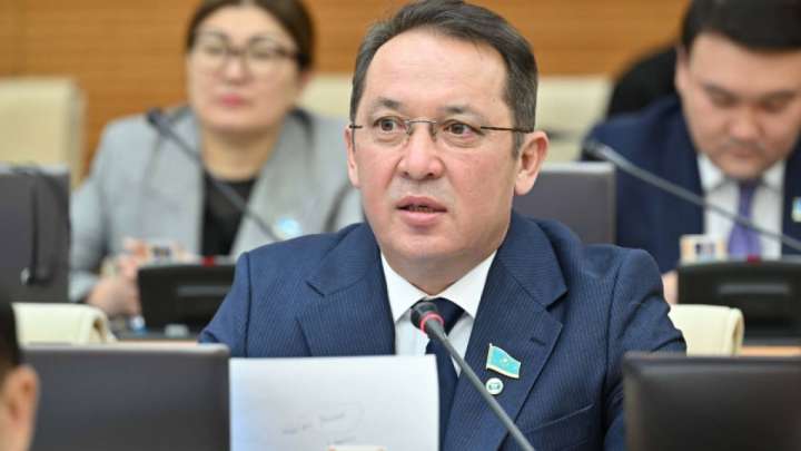 «Ұятсыз ұсыныстар жасады». Перуашев депутат Асқар Садықовтың партиядан шығарылу себебін айтты