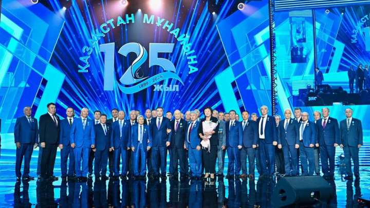 Олжас Бектенов мұнай саласының ардагерлеріне марапаттар табыс етті