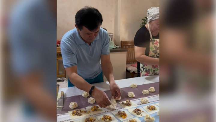 Әйеліне тамақ істеуге көмектескен Заттыбек Көпбосынұлы жігіттерге үндеу жасады