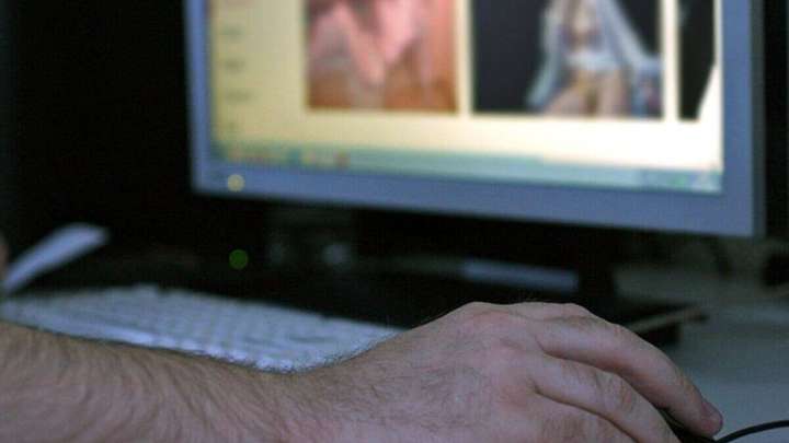 Орал тұрғыны әйелінің жалаңаш фотоларын таратқаны үшін 3 жылға сотталды