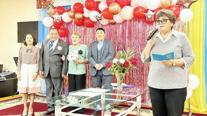 Қарттар үйіндегі той: Қалыңдық 71, күйеу 64 жаста