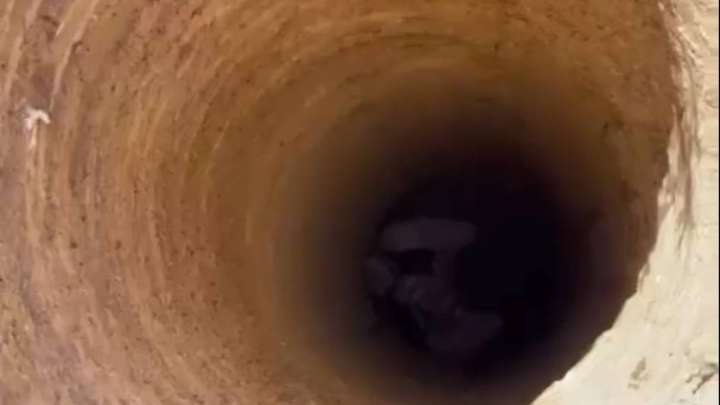 Атыраулық құтқарушылар бүлдіршінді терең шұңқырдан алып шықты (ВИДЕО)