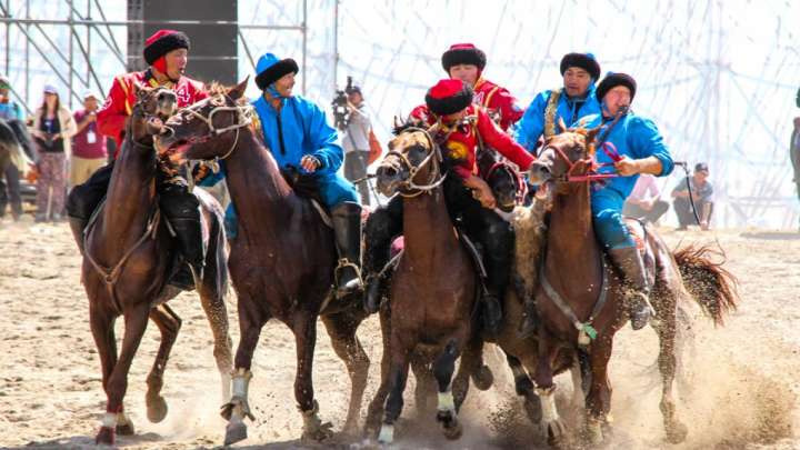 Қырғыз жанкүйерлері көкпар нәтижесіне наразылық білдіріп жатыр