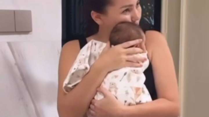 «Үйде отырған емеспін». Баян Алагөзова 50 жаста ана атанудың қандай екенін айтты