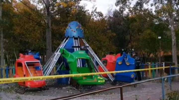 Қарағандыда аттракцион құлап, екі адам жарақаттанды