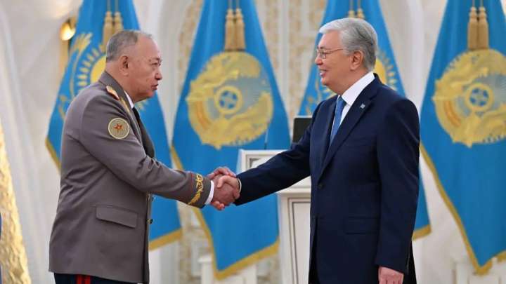 Қасым-Жомарт Тоқаев Сәт Тоқпақбаевқа Алтын жұлдыз бен «Отан» ордендерін табыстады