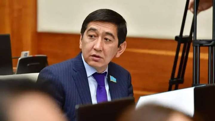 Ринат Зайытов заң жобасын орыс тілінде таныстырған шенеуніктерге ренжіді