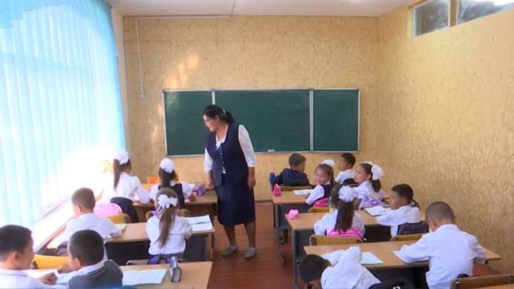 Қазығұртта оқушылар мектептің дәлізінде оқып жатыр