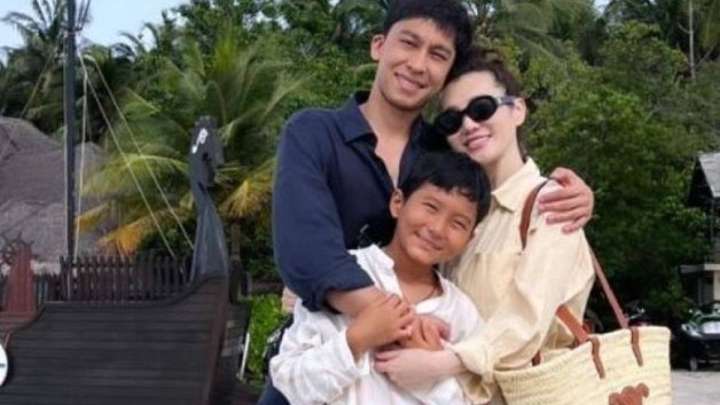 Ерке Есмаханның 12 жасар ұлы ән шырқап, бейнебаянға түсті