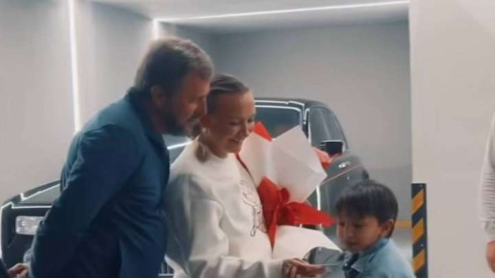 Бүркіт қайын енесіне көлік сыйлады