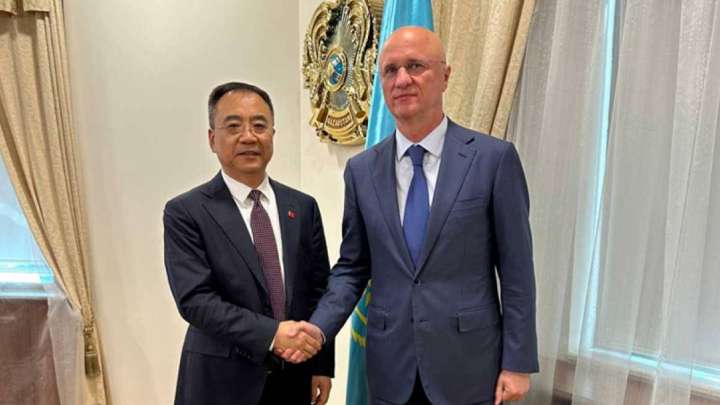 Роман Скляр қытайлықтардың алдында қазақша сөйледі