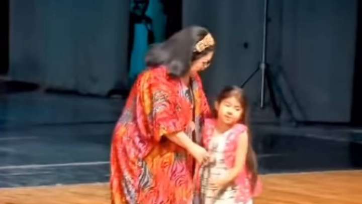 Мақпал Жүнісова тыңдарманына бриллиант сақинасын сыйға тартты