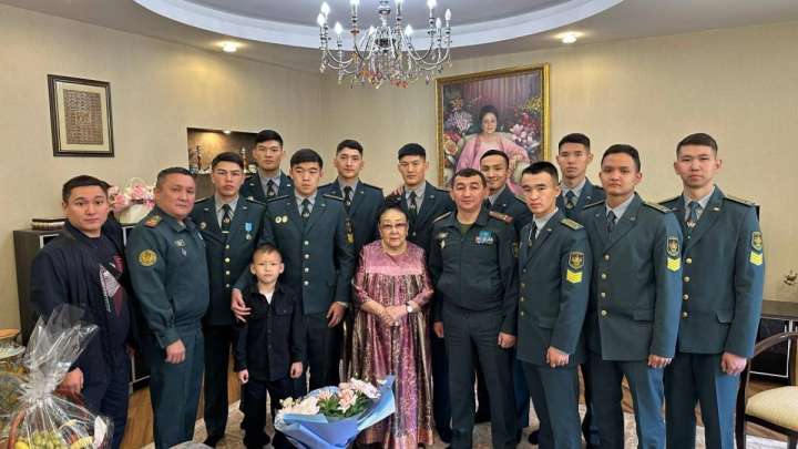 Әскери қызметшілер Бибігүл Төлегенованы мерекемен құттықтады