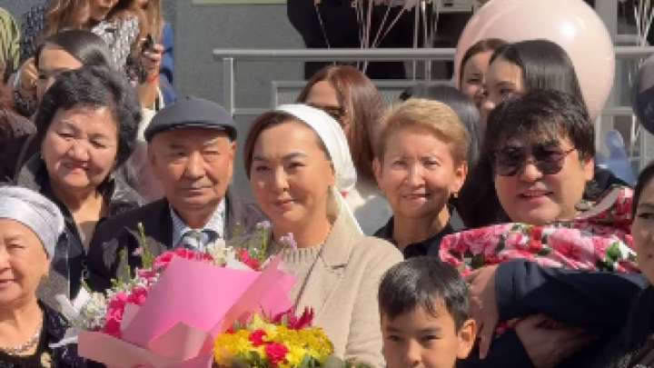 Мейрамбек Беспаев әйелі мен қызын перзентханадан шығарып алды