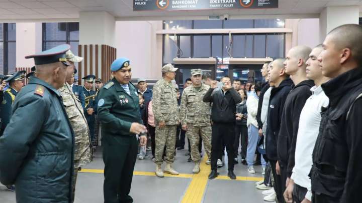 Шымкенттік бозбалалар әскерге аттанды