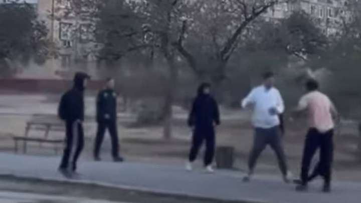 Ақтауда көшедегі кісілерді жабылып соққыға жыққан жасөспірімдер ұсталды