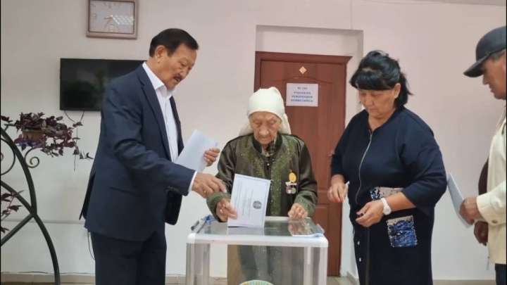 Жаркентте бір әулеттің 33 адамы бірге келіп дауыс берді