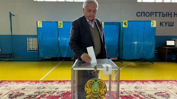 Қазақстан Жазушылар одағының төрағасы Мереке Құлкенов референдумда дауыс берді